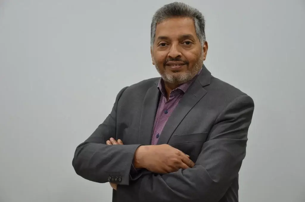 دكتور حسين العمري استشاري جراحة التجميل